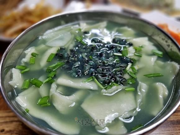 섬진강에서 빼놓을 수 없는 음식 재료는 다슬기다. 사진은 강진면 갈담리 ‘섬진강 다슬기 마을’의 다슬기 손수제비. 임실 조현석 기자