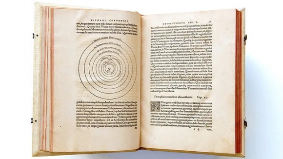 코페르니쿠스가 집필하고 1543년에 출판된 중세 천문학 서적 <천체의 회전에 관하여>. 여기에서 코페르니쿠스는 태양이 우주의 중심이라고 가정하고 있다.(출처: Carlos Ortiz /RIT)