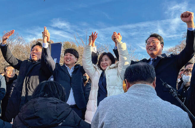 이준석 개혁신당 대표(왼쪽에서 두 번째)가 1월 6일 대구 수성구 상화동산에서 열린 ‘길거리 당원모집운동’에서 손을 들며 인사하고 있다. [뉴시스]