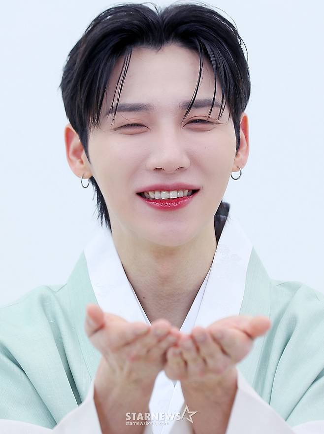 "예쁜 남자" 에이비식스 전웅, 꽃도령이 떴다[★화보]