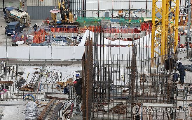 한 건설 공사 현장 (고양=연합뉴스) 류영석 기자 = 22일 경기도 고양시의 한 오피스텔 공사장에서 작업자들이 작업을 하고 있다. 2024.1.22 ondol@yna.co.kr
