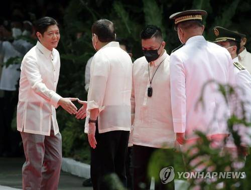취임식서 악수 나누는 마르코스와 두테르테 [EPA=연합뉴스. 재판매 및 DB 금지]