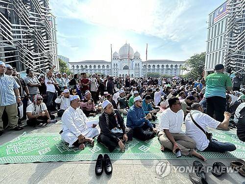 연방법원 판결을 기다리고 있는 범말레이시아이슬람당(PAS) 당원들  [AP=연합뉴스. 재판매 및 DB 금지]