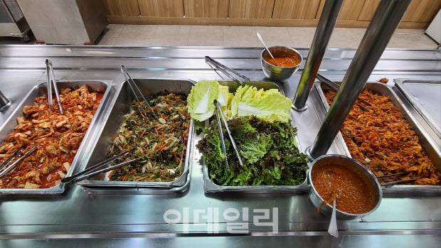 구내식당 배식대. (사진= 김미영 기자)
