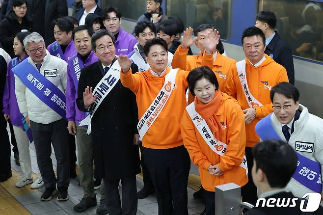 이준석 개혁신당 대표와 양향자 원내대표, 이낙연·김종민 새로운미래 공동대표, 금태섭·조성주 새로운선택 공동대표, 조응천·이원욱 원칙과상식 의원이 설 연휴 첫날인 9일 서울 용산역에서 명절 귀성객들에게 인사를 하고 있다. 2024.2.9/뉴스1 ⓒ News1 김도우 기자