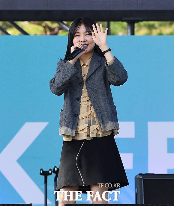 가수 미노이가 5일 라이브 방송에서 눈물을 흘린 가운데 이 방송이 지난달 30일 광고 촬영 펑크에 대한 죄책감인 것으로 알려졌다. 사진은 미노이가 2022년 '2022조이올팍페스티벌'에 참가해 무대를 진행하고 있는 모습. /더팩트 DB