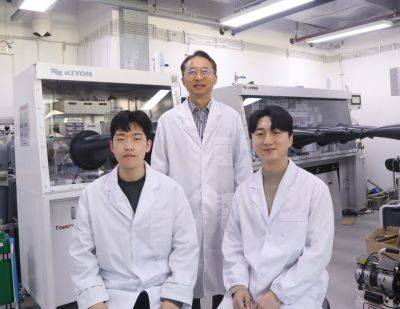 이상영 연세대 교수와 김원영, 김홍이 학생이 개발한 '폭발하지 않는 물 기반 아연전지'가 과학기술정보통신부가 선정한 '2023년 국가연구개발 우수성과 100선'에 선정됐다. 사진제공=연세대학교.