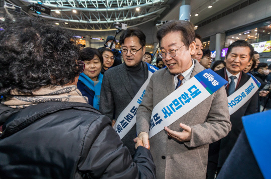 더불어민주당 이재명 대표가 지난 8일 서울 용산구 용산역에서 설 귀성인사를 하고 있다. 사진=연합뉴스