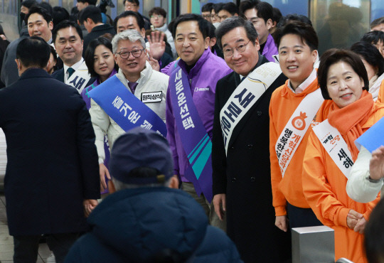 = 새로운미래 이낙연 공동대표, 개혁신당 이준석 대표, 원칙과상식 조응천 의원, 새로운선택 금태섭 공동대표 등이 9일 오전 서울 용산역에서 설 귀성인사를 하고 있다.  연합뉴스