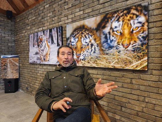 최기순(61) 자연다큐멘터리 감독이 강원도 홍천군 화촌면 구성포리에 만든 숲속 공간 ‘나는 숲이다(I am the forest)’ 에서 맹수를 찍기 시작한 이유에 대해 설명하고 있다. 박진호 기자