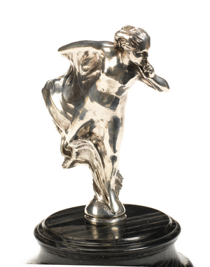 1909년 찰스 사익스가 제작한 위스퍼. 엘리노어 벨라스코 손튼의 모습을 본뜬 후드 오너먼트는 (인정받지 못한) 연인의 롤스로이스를 장식했다. 니켈로 도금한 청동 재질이다. [사진 출처=본햄스 경매]