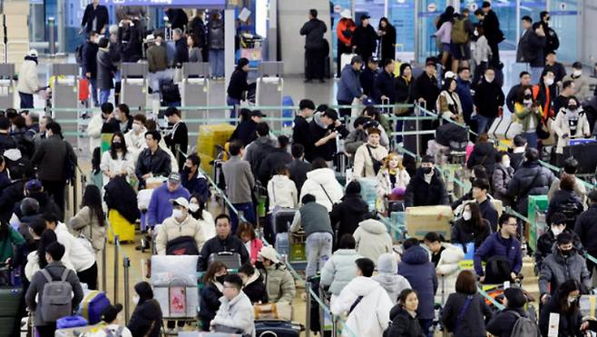 설 명절 기간 100만명에 가까운 여행객이 해외로 떠나는 것으로 나타났다. 설날 연휴를 하루 앞둔 8일 인천국제공항 제1여객터미널에서 시민들이 출국 수속을 기다리고 있다. /사진=뉴시스