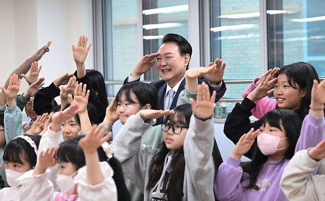 [서울=뉴시스] 윤석열 대통령이 5일 경기도 하남 신우초등학교에서 '따뜻한 돌봄과 교육이 있는 늘봄학교' 주제로 열린 아홉 번째 국민과 함께하는 민생토론회에 앞서 늘봄학교 방송댄스 프로그램을 참관하고 있다. (사진=대통령실 제공) 2024.02.05. photo@newsis.com *재판매 및 DB 금지