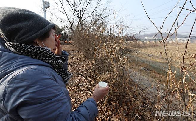 [파주=뉴시스] 홍효식 기자 = 설날인 10일 경기도 파주 임진각에서 한 실향민 가족이 북녘을 향해 술을 올리며 눈물을 훔치고 있다. 2024.02.10. yesphoto@newsis.com