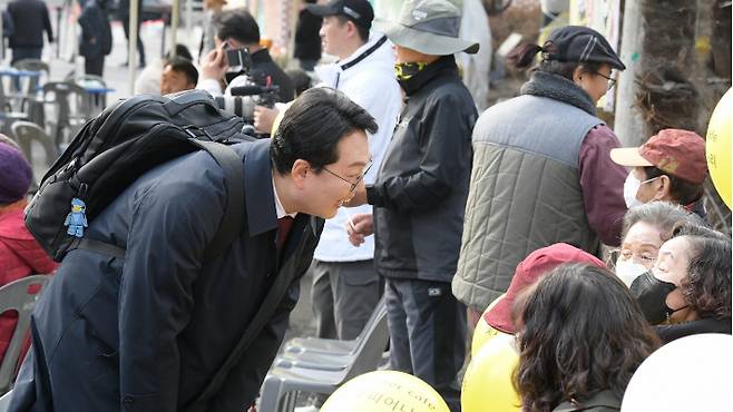 전남 순천에서 시민들과 인사를 나누는 개혁신당 천하람 최고위원. 천하람 제공