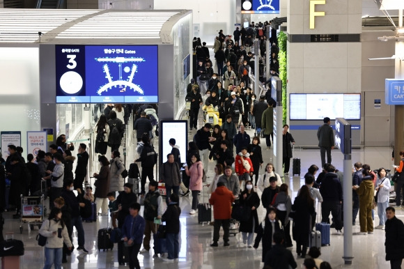 설 명절 연휴 앞두고 북적이는 인천공항 - 설 명절 연휴를 하루 앞둔 8일 오전 인천국제공항 제1여객터미널 출국장이 여행객들로 북적이고 있다.  영종도 연합뉴스