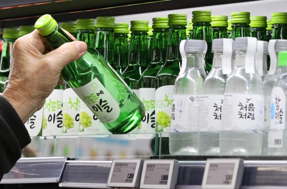 소주 세금 내리자 대형마트 소주값 최대 10% 인하 - 정부가 소주에 붙는 세금을 10% 가량 내리자 대형마트와 편의점도 판매하는 소주 가격을 최대 10% 인하했다. 롯데마트는 참이슬 프레시·오리지널(360㎖) 가격을 1480원에서 1340원으로 9.5%, 진로이즈백은 1420원에서 1290원으로 9.2% 인하했다. 사진은 3일 서울 한 대형마트에 진열된 소주. 2024. 1. 3. 연합뉴스