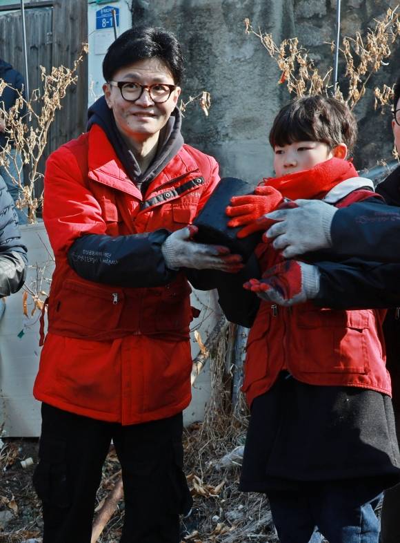 연탄 나눔 봉사 나선 한동훈 비대위원장 - 국민의힘 한동훈 비상대책위원장이 8일 오전 서울 노원구 백사마을에서 열린 ‘따뜻한 대한민국만들기 국민동행’ 사랑의 연탄 나눔 행사에서 봉사활동을 하고 있다. 연합뉴스