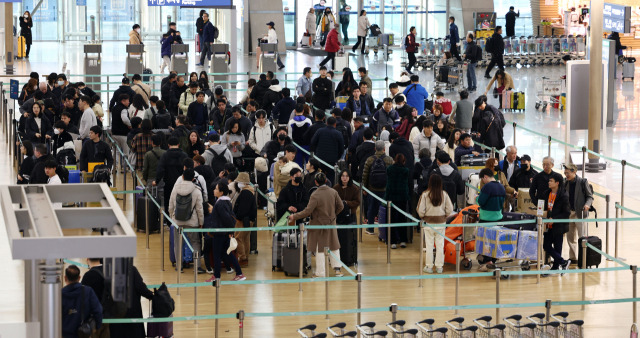 인천국제공항 제1여객터미널 출국장이 명절 연휴를 앞두고 출국하려는 여행객들로 북적이고 있다. 연합뉴스