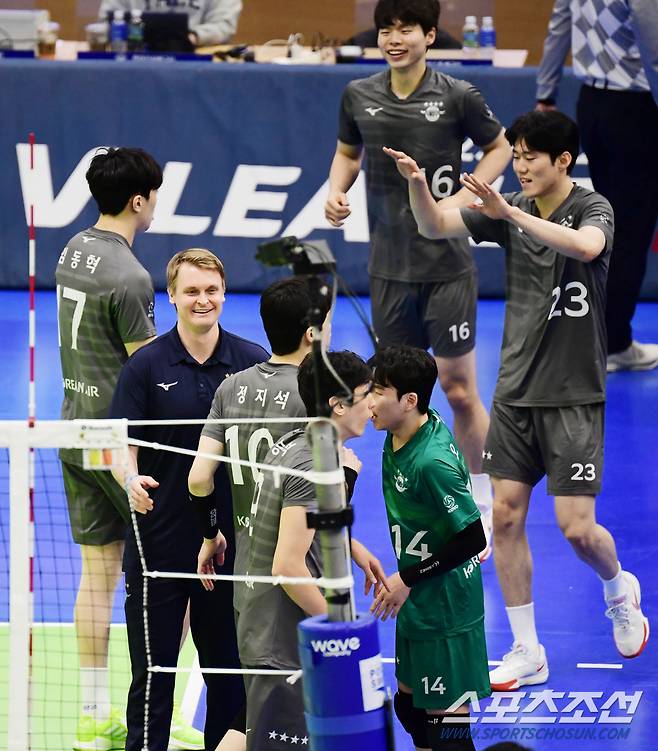 11일 수원 실내체육관에서 배구 V리그 남자부 한국전력과 대한항공의 경기가 열렸다. 1세트 선수들의 연속 득점 성공에 미소 짓고 있는 대한항공 틸리카이넨 감독. 수원=송정헌 기자songs@sportschosun.com/2024.02.11/