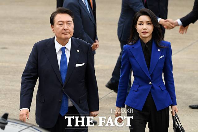 여권 내에서도 김건희 명품 가방 의혹 수수를 두고 입장 규명과 대통령실의 사과가 필요하다는 목소리가 나온다. 지난해 5월 윤석열 대통령과 부인 김건희 여사가 주요 7개국(G7) 정상회의 일정을 마치고 귀국하고 있는 모습./남용희 기자
