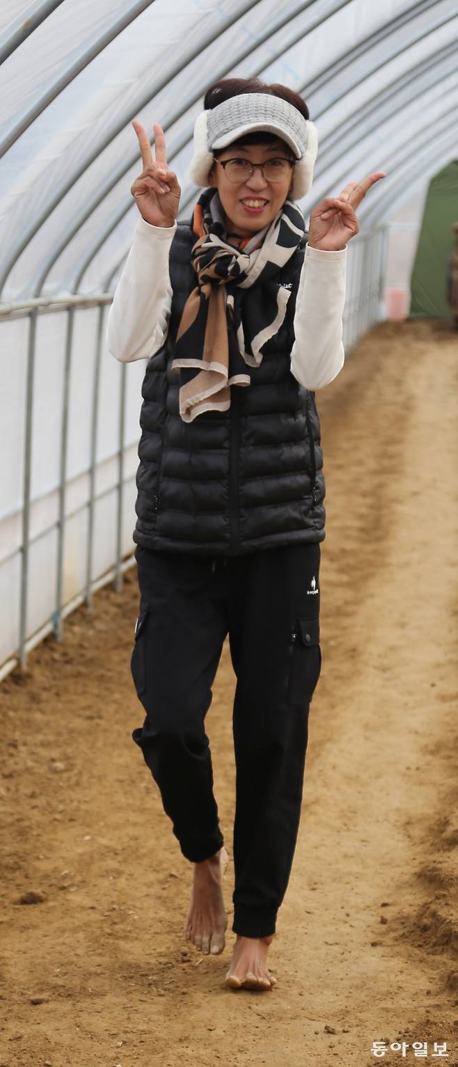 박은경 씨가 경기도 고양시 행주내동 한 비닐하우스에서 맨발로 걷다 양손으로 V자를 그리고 있다. 고양=양종구 기자 yjongk@donga.com