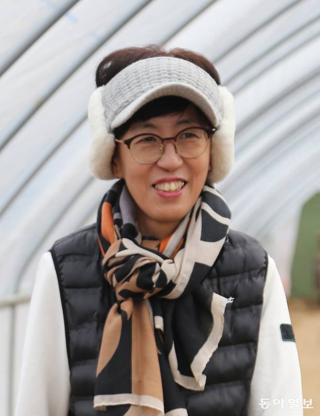 박은경 씨가 경기도 고양시 행주내동 한 비닐하우스에서 활짝 웃고 있다. 고양=양종구 기자 yjongk@donga.com