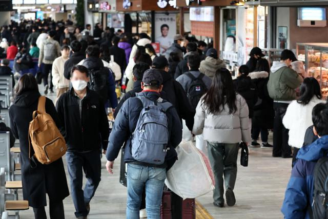 연휴 사흘째인 11일 오후 서초구 서울고속버스터미널이 귀경객으로 북적이고 있다. 연합뉴스