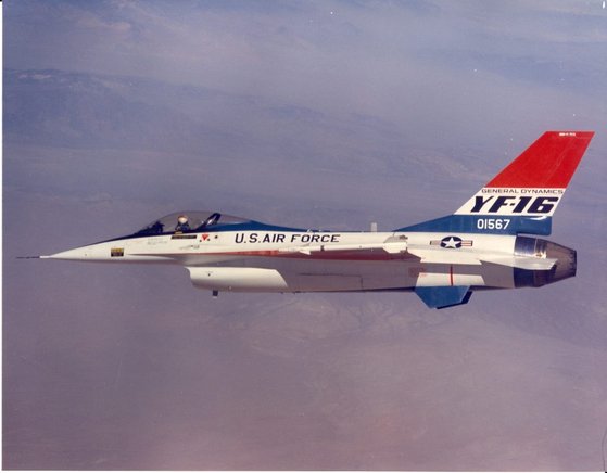 1974년 2월 2일(현지시간) 미국 캘리포니아주 에드워즈 공군 기지에서 YF-16이 '공식' 최초 비행에서 날고 있다. 미 공군