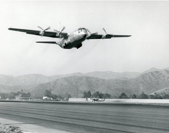 록히드의 YC-130dl 1954년 8월 23일 미국 캘리포니아주 버뱅크 록히드 에어 터미널에서 초도 비행을 위해 활주로에서 이륙하고 있다. 록히드마틴