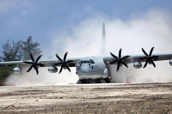 C-130J가 비포장 활주로에 착륙하고 있다. 미 해병대