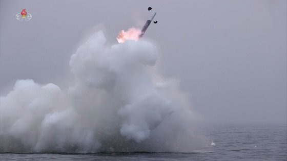 김정은 북한 국무위원장이 지난달 28일 오전 새로 개발된 잠수함발사전략순항미사일 '불화살-3-31형'의 시험발사를 지도했다고 조선중앙TV가 29일 보도했다. 조선중앙TV 화면=연합뉴스