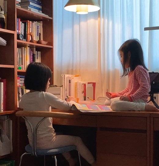 스튜디오 뿐만 아니라 집에서도 옛 보루네오 가구를 애용하고 있다. 두 딸들이 실제 사용하는 1980년대 보루네오 책상 세트. 사진 장윤정