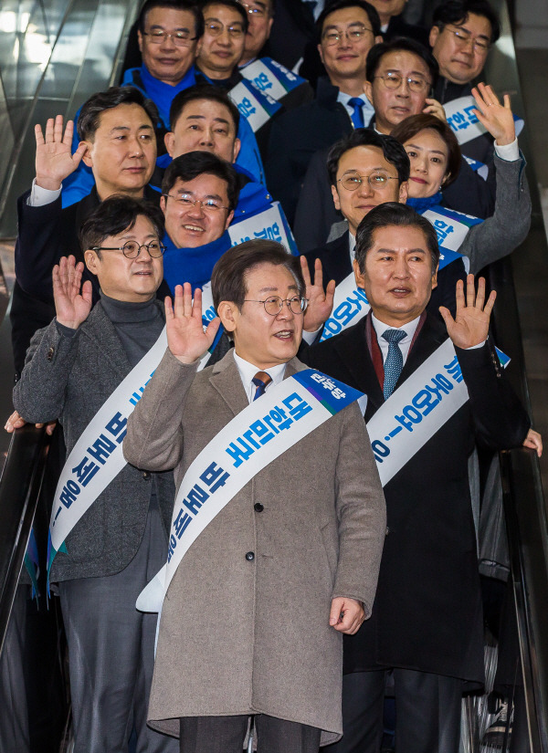 더불어민주당 이재명 대표가 8일 서울 용산구 용산역에서 설 귀성인사를 하고 있다. 2024.2.8 [공동취재]