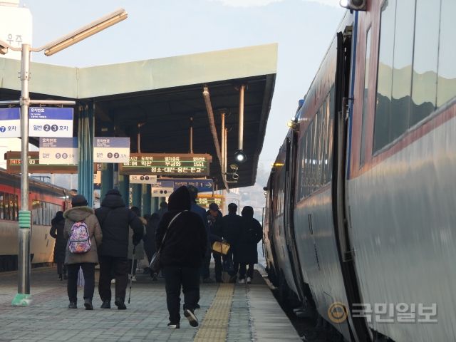 8일 오전 광천역에서 하차한 승객들이 승강장을 빠져나가고 있다. 박종혁 인턴기자