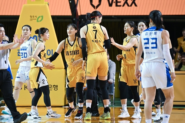 정규리그 우승에 한 발 더 다가선 KB스타즈 선수단. 사진=WKBL 제공