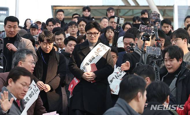 [서울=뉴시스] 조성봉 기자 = 한동훈 국민의힘 비상대책위원장이 8일 오전 서울 용산구 서울역KTX 플랫폼에서 귀성객들에게 인사를 하기 위해 이동하고 있다. (공동취재) 2024.02.08. photo@newsis.com