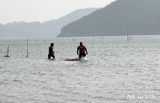 [고흥=뉴시스] 11일 오후 전남 고흥군 포두면 오취리 앞 해상에서 여수해경이 실종자 수색작업을 하고 있다. (사진=여수해양경찰서 제공). photo@newsis.com *재판매 및 DB 금지