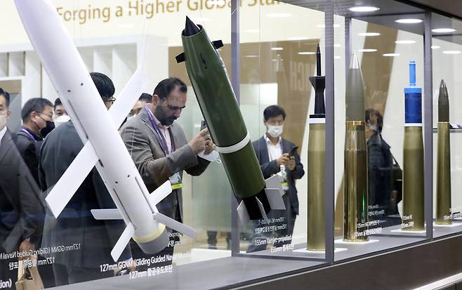 �������� ���ߵǴ� ��ź���� ���õǾ� �ִ�. ���� �ι�°�� �ִ� ��ź�� ���� �������� 155�� ����Ʈ ��ź�̴�. �����Ϻ� �ڷ����