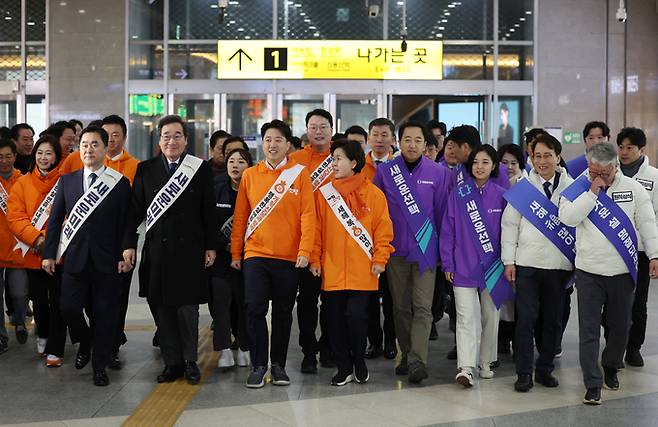 개혁신당과 새로운미래, 새로운선택, 원칙과상식 등 제3지대를 추진하고 있는 4개 세력이 설 연휴 첫날인 지난 9일 통합에 합의했다. 통합 신당명은 '개혁신당'. 공동대표는 이낙연 새로운미래 공동대표, 이준석 개혁신당 대표. 총괄 선대위원장은 이낙연 공동대표. 사진은 이날 오전 서울 용산역에서 합동으로 귀성인사에 나선 4개 세력 인사들 모습.    뉴시스