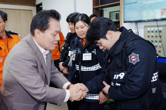 이재준 수원시장이 10일 수원남부소방서를 찾아 근무자들을 격려하고 있다. 수원시 제공