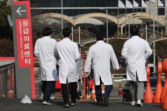 의사단체가 정부의 의과대학 입학정원 확대에 반발하면서 ‘총파업’ 등 집단행동을 준비하고 있다. 사진은 8일 서울의 한 대학병원에서 이동하는 의료진. 2024.2.8 연합뉴스