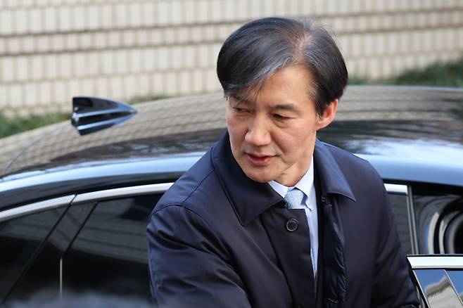 자녀 입시 비리와 청와대 감찰 무마 등의 혐의로 1심에서 실형을 선고받은 조국 전 법무부 장관이 8일 오후 서울 서초동 서울고등법원에서 열린 항소심 선고공판을 마친 뒤 나와 차에 타고 있다. ⓒ연합뉴스