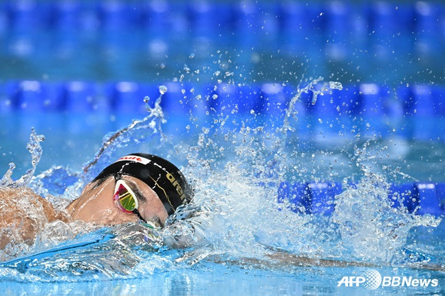 김우민이 11일 2024 국제수영연맹(FINA) 세계선수권대회 경영 남자 자유형 400m 예선에서 역영하고 있다. /AFPBBNews=뉴스1