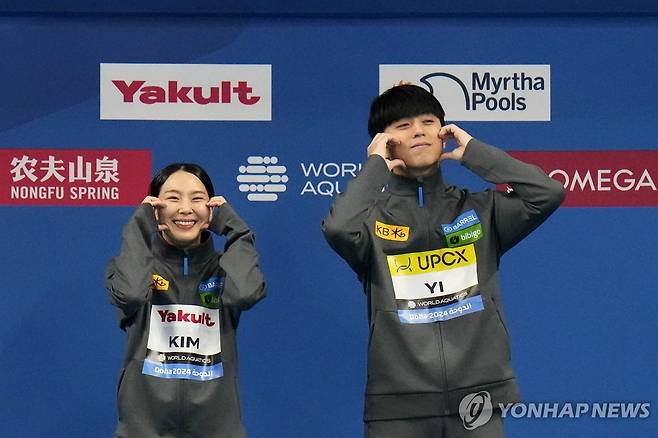 '동메달리스트' 김수지-이재경의 볼 하트 (도하 AP=연합뉴스) 김수지(왼쪽)와 이재경이 10일 카타르 도하 하마드 아쿠아틱센터에서 열린 2024 세계수영선수권 다이빙 혼성 3ｍ 스프링보드 결승에서 3위에 오른 뒤, 시상식에서 '볼 하트 세리머니'를 하고 있다.