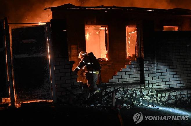 러시아 드론 공습으로 화재 (하르키우 AFP=연합뉴스) 10일(현지시간) 러시아의 드론 공습으로 불이 난 우크라이나 하르키우의 주택에서 소방관들이 진화 작업 중이다. 2024. 2. 10