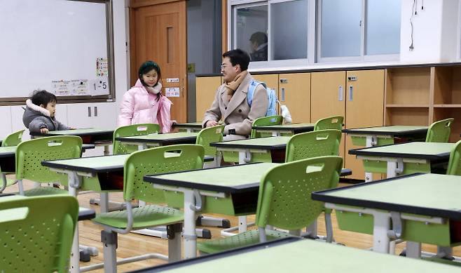 2024학년도 초등학교 신입생 예비소집일인 4일 서울 서초구 원명초등학교에서 입학을 앞둔 어린이와 학부모가 교실을 둘러보고 있다. (사진=뉴시스)