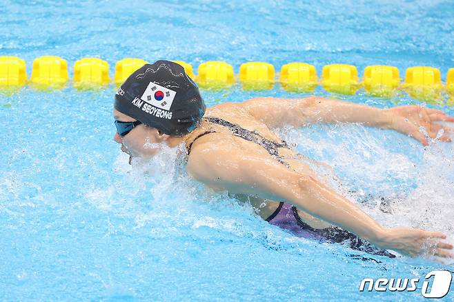 김서영이 29일 중국 항저우 올림픽 스포츠센터 아쿠아틱스포츠 아레나에서 열린 2022 항저우 아시안게임 여자 혼계영 400m 결선에서 역영하고 있다. 이은지·고하루·김서영·허연경으로 구성된 계영 대표팀은 4분00초13의 한국 기록으로 은메달을 차지했다. 2023.9.29/뉴스1 ⓒ News1 신웅수 기자