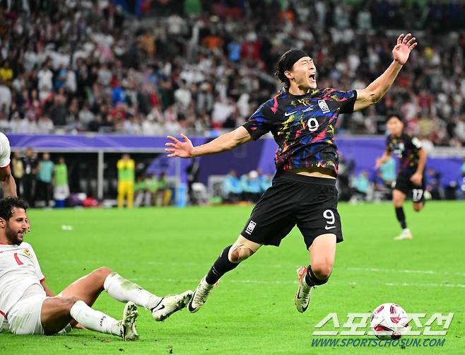 6일(현지시간) 카타르 알라이얀 아흐마드 빈 알리 스타디움에서 열린 2023 아시아축구연맹(AFC) 카타르 아시안컵 4강전 대한민국과 요르단의 경기. 대한민국 조규성이 페널티박스 안쪽에서 요르단 수비 태클에 걸려 넘어지고 있다. 알라이얀(카타르)=박재만 기자 pjm@sportschosun.com/2023.02.06/