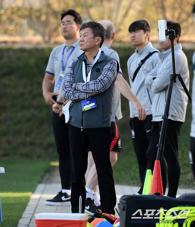 대한민국 축구대표팀이 4일(현지시간) 카타르 도하 알 아글라 트레이닝 센터에서 훈련을 진행했다. 정몽규 대한축구협회 회장이 훈련을 지켜보고 있다. 도하(카타르)=박재만 기자 pjm@sportschosun.com/2023.02.04/